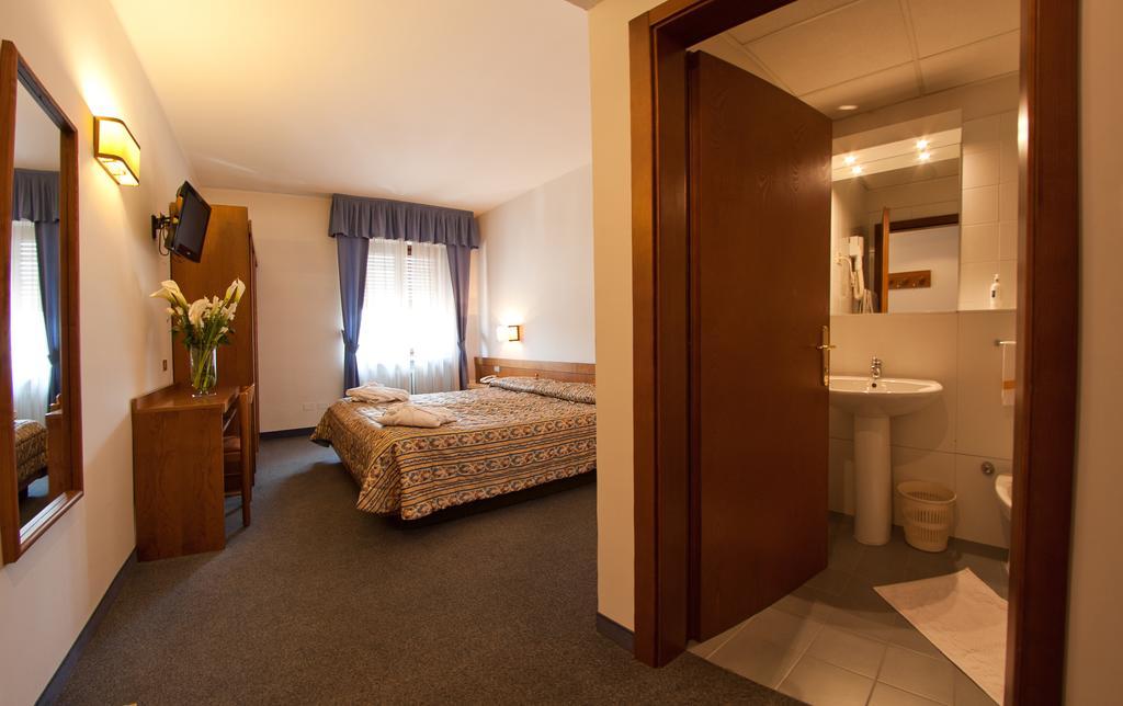 Hotel Cles Cameră foto